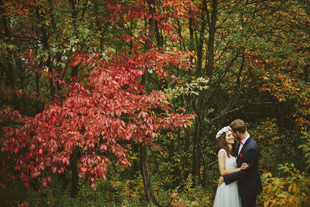 Ślubna fotografia - Plener ślubny w jesienny lesie	