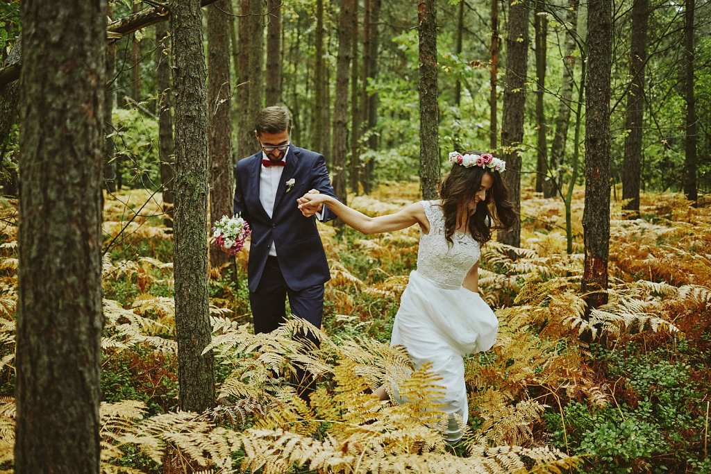Fotografie ze ślubu - Plener ślubny w jesienny lesie	