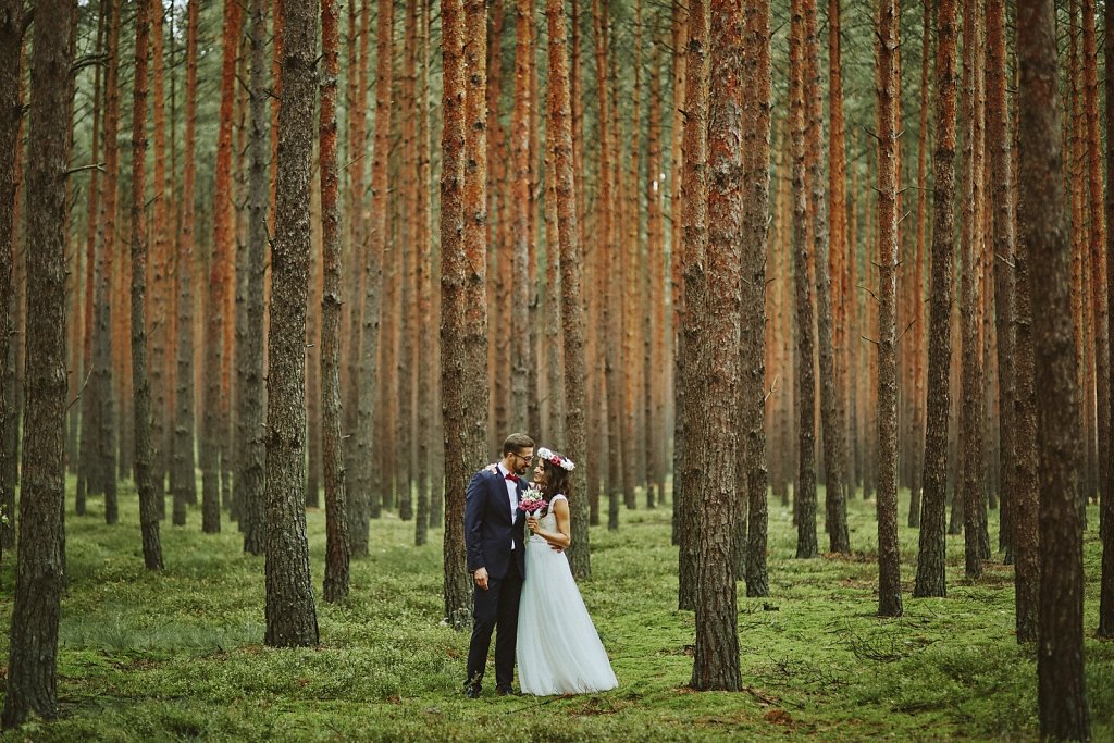 Ślubna fotografia - Plener ślubny w jesienny lesie	